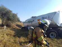Volcadura de un tanque contenedor de gasolina en la Autopista a Los Altos, provocó un derrame controlado por cuerpos de emergencia.