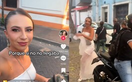 Mujer llega a su boda en motocicleta