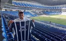 Un guardia de seguridad del Estadio de Rayados regresó una cartera con 78 mil pesos luego de encontrarla durante concierto de Paul McCartney.