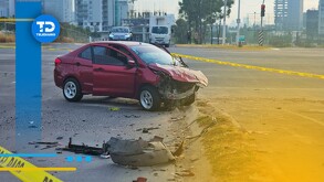 Camioneta de lujo intentar cruzar el semáforo en rojo y se impacta contra otro vehículo provocando un aparatoso accidente en Guadalajara.