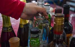 El Gobierno de Nuevo León buscará aumentar la recaudación fiscal por concepto de venta de bebidas alcohólicas en establecimientos comerciales.