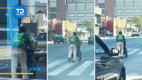 Ambos se desplazaban entre los vehículos, esquivando los autos que transitaban