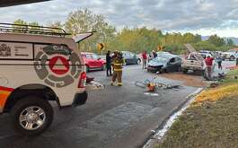 Un automóvil cayó de un puente vehicular sobre la avenida Constitución en Monterrey y dañó al menos dos vehículos.
