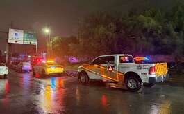Un hombre murió y una mujer quedó lesionada luego del choque de un auto compacto contra una valla divisoria en avenida Lincoln en Monterrey.
