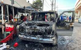 El incendio de una camioneta afuera de una clínica del IMSS provocó una movilización de autoridades en Monterrey.