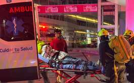 Una riña dentro de un bar en una plaza comercial al sur de Monterrey dejó dos personas heridas por armas de fuego y blancas.
