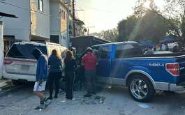 Una camioneta embistió un mercado rodante en Monterrey y dejó al menos tres personas heridas.