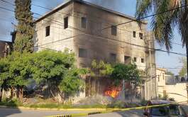 Un incendio en una construcción abandonada alarmó a vecinos de la colonia Residencial Florida en el sur de Monterrey.