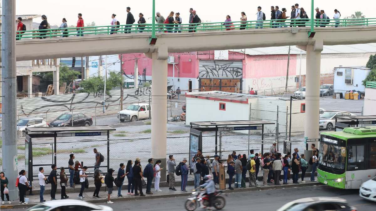 Los usuarios esperan más de una hora y media para abordar los camiones en San Nicolás. | Roberto Alanis