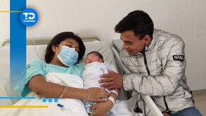 una mujer en un hospital con un bebé y un hombre