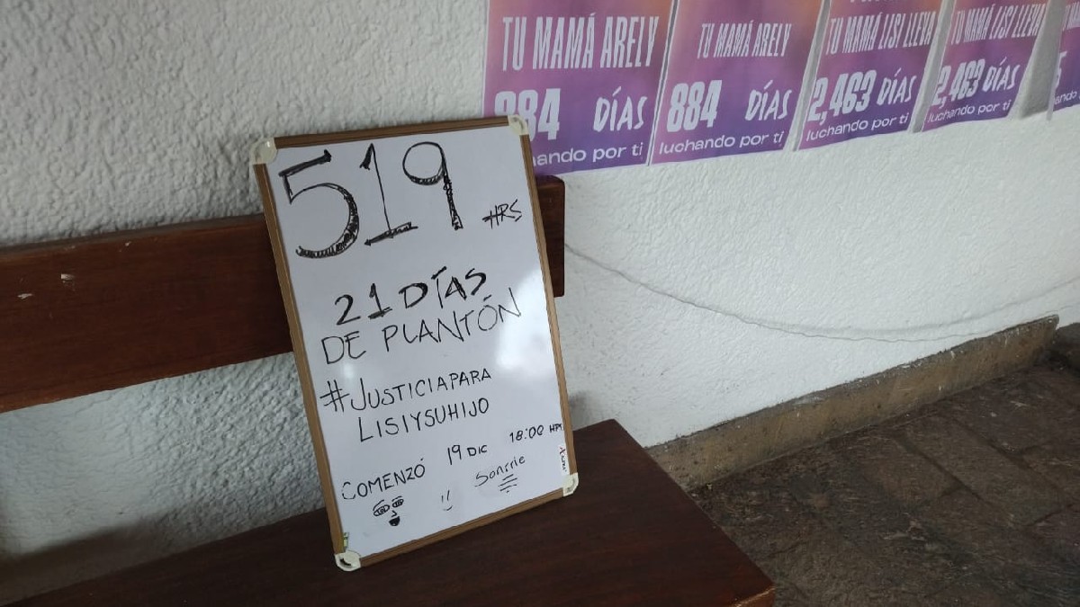 Lisi Celis lleva 21 días frente a Casa Jalisco esperando ayuda de las autoridades / Gloria Reza