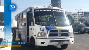 camión del transporte público en una carretera