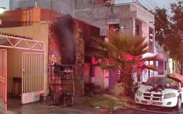 Una casa en la colonia Barrio del Parque en Monterrey fue consumida por el fuego y durante ello se extraviaron tres perritos.