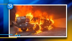 La camioneta tipo Ford pickup se consumió por completo de inmediato
