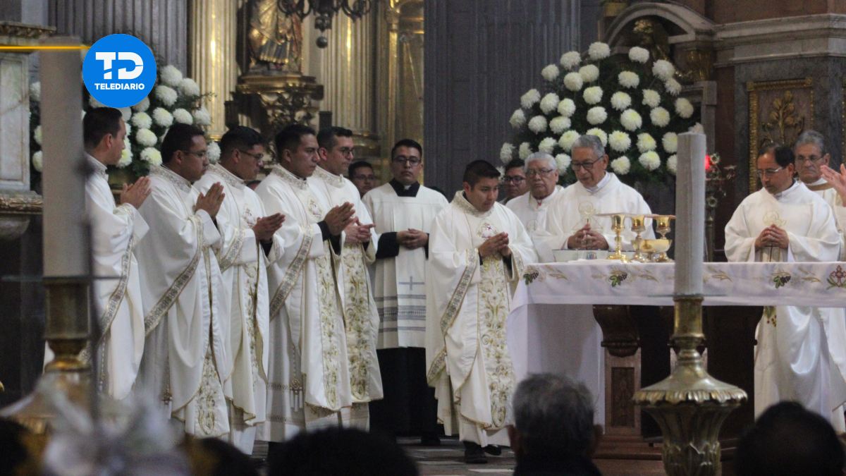 En una solemne ceremonia de ordenación, el arzobispo Víctor Sánchez presidió la consagración de 11 nuevos sacerdotes | Es Imagen