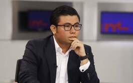 El alcalde de Juárez, Félix Arratia ignoró el desmayo de una mujer de la policía municipal durante un evento público.