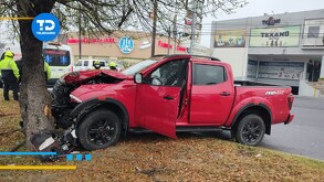 Camioneta se estrella contra árbol en avenida revolución