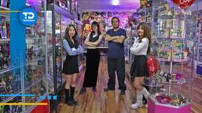 personas en una tienda de juguetes coleccionables