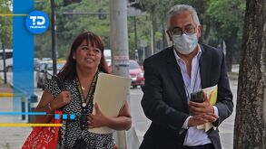 un hombre y una mujer caminando en una calle