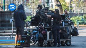 personas de un equipo de filmación en el zócalo de puebla