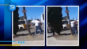 un hombre golpea a un joven