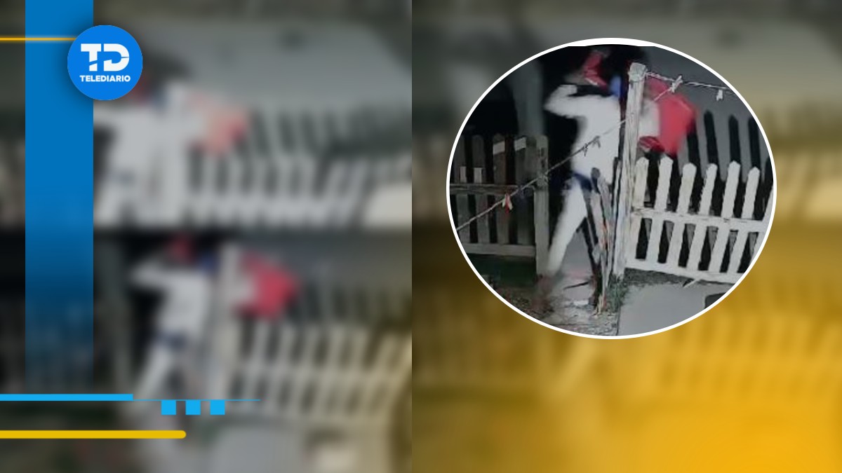 Al pasar por la cochera de una vivienda, el individuo notó algo de su interés, abrió la puerta de una cerca y se alejó momentáneamente.