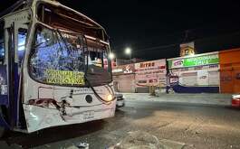 Un choque entre camiones de rutas urbanas dejó al menos 12 lesionados en la colonia Buenos Aires en Monterrey.