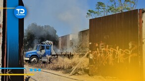 Incendio en pensión de Guadalajara consumió seis autos; bomberos evitaron propagación a viviendas. Además, otro siniestro en Zapopan generó alerta.