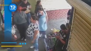 Cámaras de video vigilancia captaron el momento exacto en el que una mujer roba pertenencias de otra mujer en el mercado Alianza.