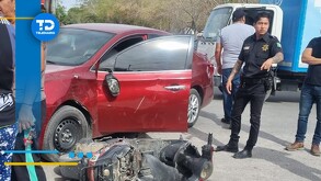 El choque entre una motocicleta y un vehículo dieron como resultado a una mujer lesionada en Torreón.