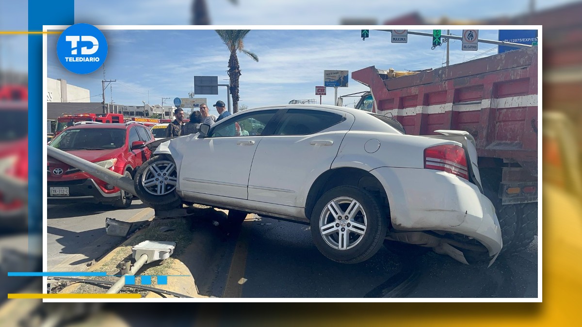 El golpe fue de tal magnitud que el arbotante cayó sobre una camioneta Toyota.