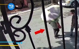 En el clip se puede apreciar el momento exacto en que la abuelita fue arrastrada por el conductor.