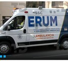 Policías capitalinos y el ERUM acudieron al lugar del accidente para atender al hombre que cayó desde el sexto piso.