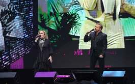 Pimpinela, dúo argentino, ofrece concierto en Monterrey durante su 40 aniversario.