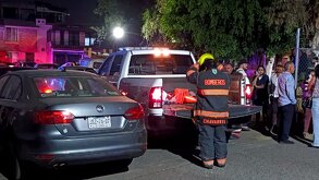 Bomberos y vecinos al exterior de la casa que se quemó / Vicente Torres