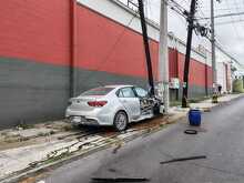 Monterrey: Conductor derriba postes de madera al sur