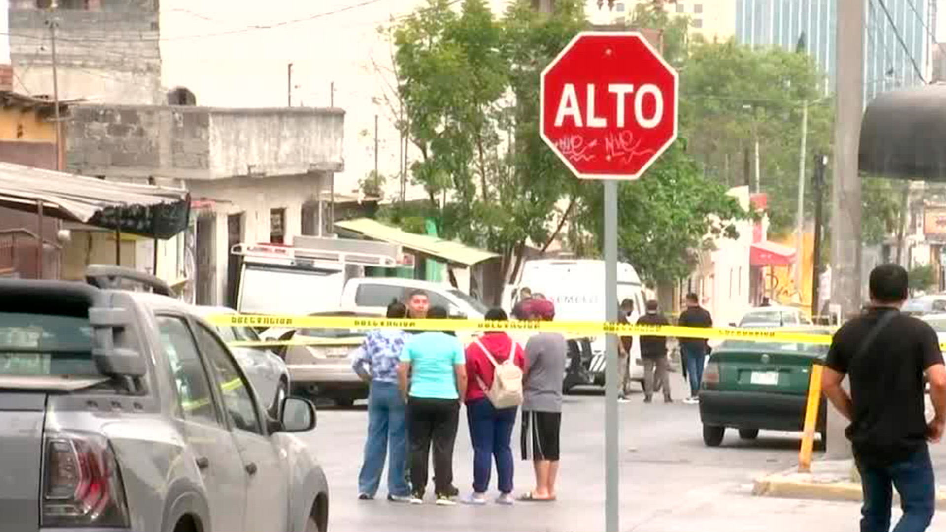 Hombre armado asesina a dos personas y lesiona a una oficial de Tránsito en Monterrey, Nuevo León