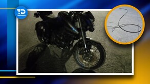 El joven terminó por enredarse del cuello para posteriormente caer de espaldas mientras que la moto continuó con su carrera.