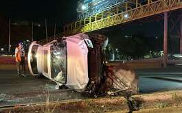 Un conductor volcó su auto sobre la avenida Eugenio Garza Sada en Monterrey tras presuntamente dormitar.