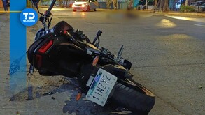 Un motociclista accidentado fue asaltado por tres hombres mientras estaba inconsciente; vecinos evitaron el robo total y exigen mayor seguridad.