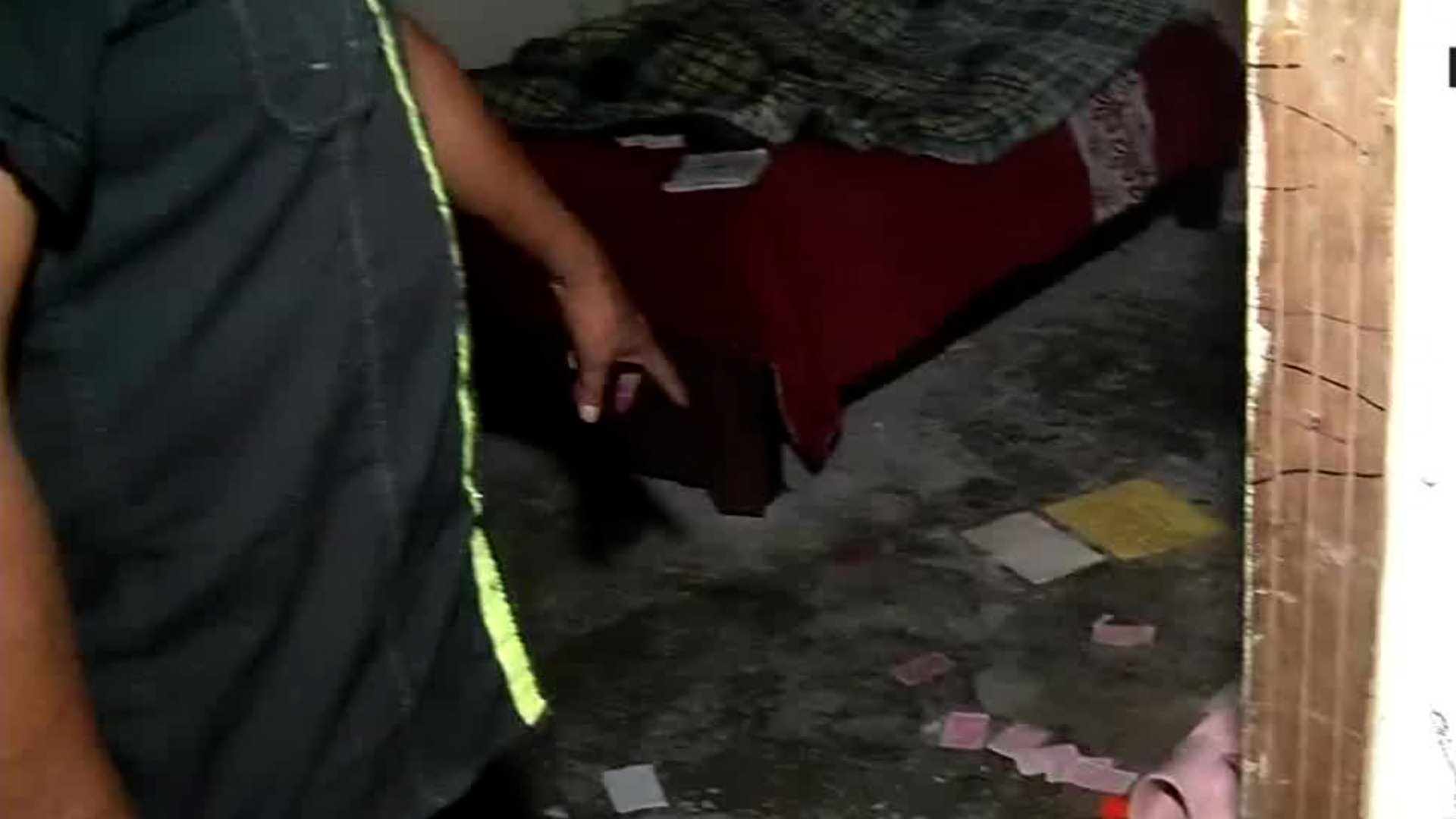 Aguas negras afectan a una familia en Monterrey, NL; no pueden ni comer en su casa