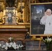 Dentro de la Catedral Metropolitana exhiben el solideo del Papa Francisco junto a una moneda conmemorativa con su rostro | Cuartoscuro Dentro de la Catedral Metropolitana exhiben el solideo del Papa Francisco junto a una moneda conmemorativa con su rostro | Cuartoscuro