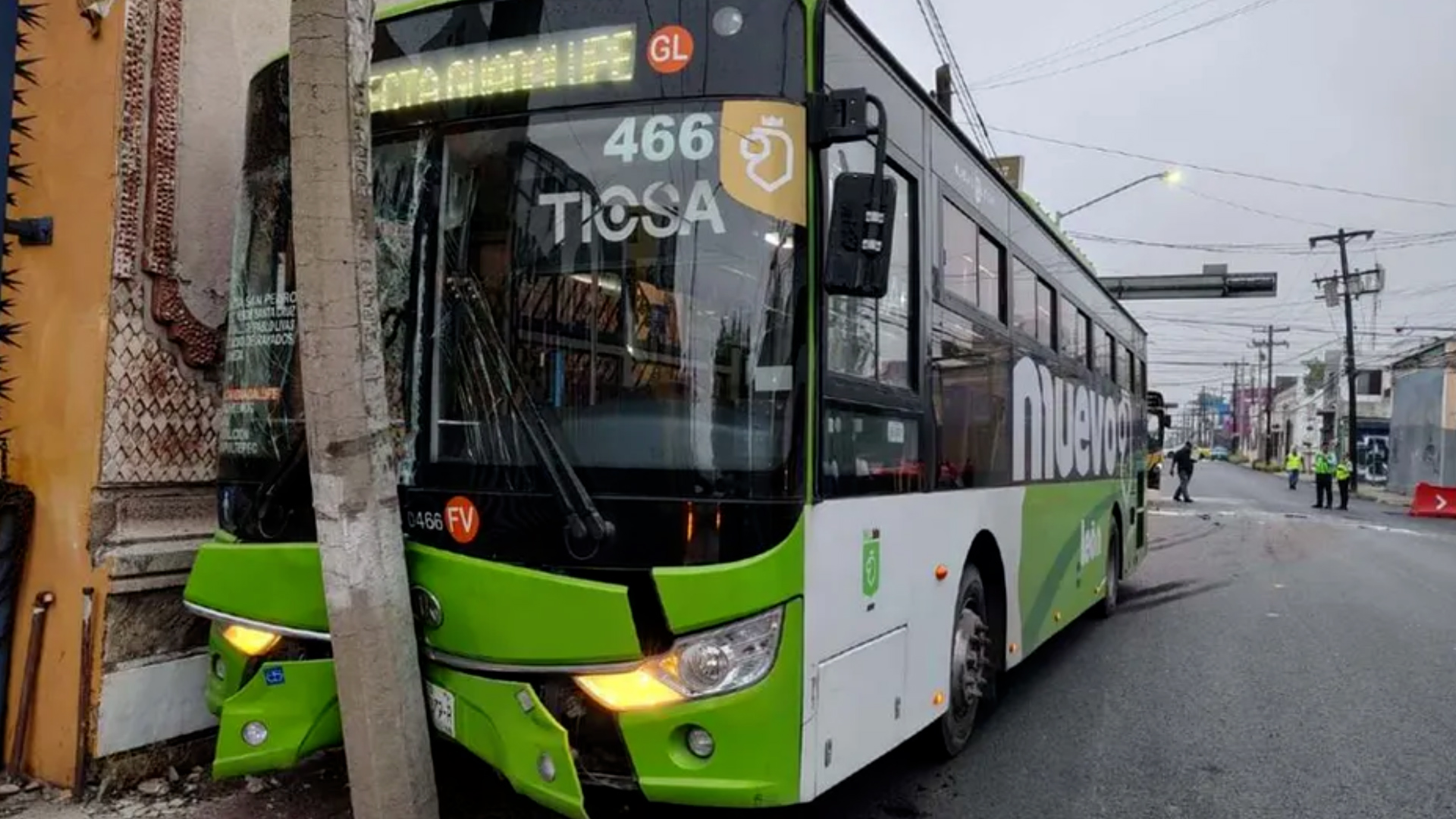 Choque entre camiones deja varios lesionados en el Centro de Monterrey, NL; uno se pasó el alto