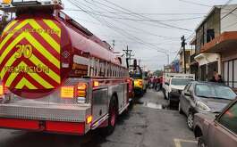Un incendio dentro de una empacadora de carnes en la colonia Larralde en Monterrey provocó el desalojo de los trabajadores del negocio.