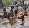 Los trabajadores de Ternium utilizaron palas y escobas para limpiar el arroyo. | Luis Guerra Los trabajadores de Ternium utilizaron palas y escobas para limpiar el arroyo. | Luis Guerra