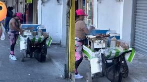Vendedora ambulante captada ofreciendo carne asada en Centro de Monterrey