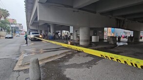 Mujer muerta en puente de avenida Gonzalitos en Monterrey.
