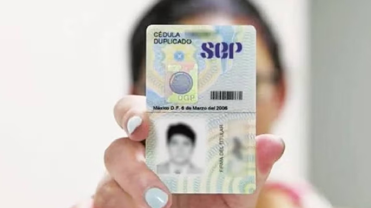 La cédula profesional básicamente es el documento que autoriza a la persona a ejercer su profesión en cualquier ámbito.