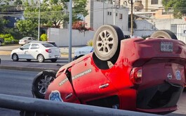 Aunque no fueron lesiones de gravedad, el choque sí está muy aparatoso, pues el automóvil quedó con diversos daños.