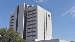 La madre del bebé pedía ayuda afuera de las instalaciones